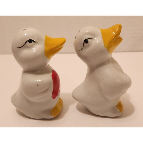 Ducks with Hearts Salt And Pepper Shakers In A Basket with Tablecloth - Picture 7 of 8